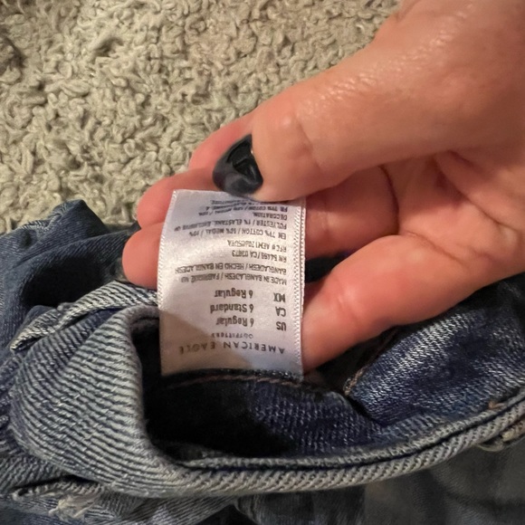 American Eagle Mom Jenas - Medium denim with rips - curve - Picture 2 of 3
